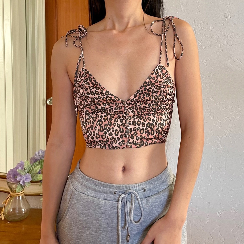 Urban outfitters Lolly Satin tie-shoulder top in leopard print. 🐆 🐆 🐆